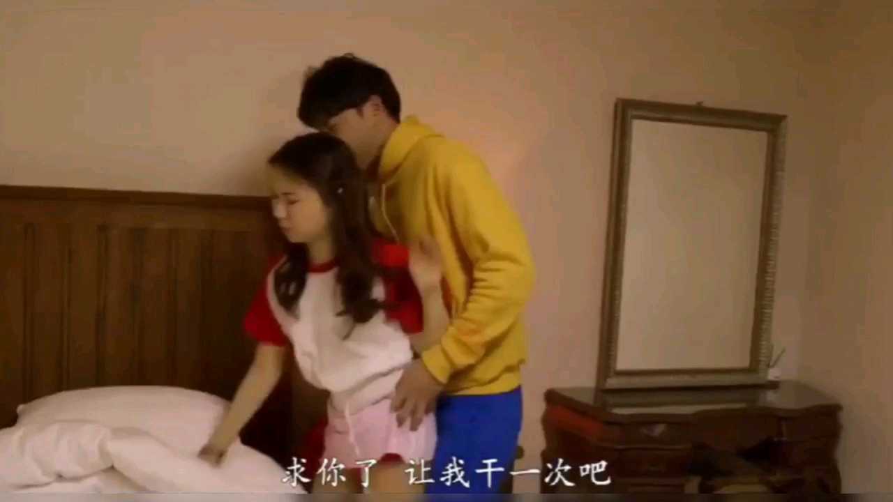 【韩国三级搞笑片段】弟弟精虫上脑跑进姐姐房间，求姐姐给他干一次～