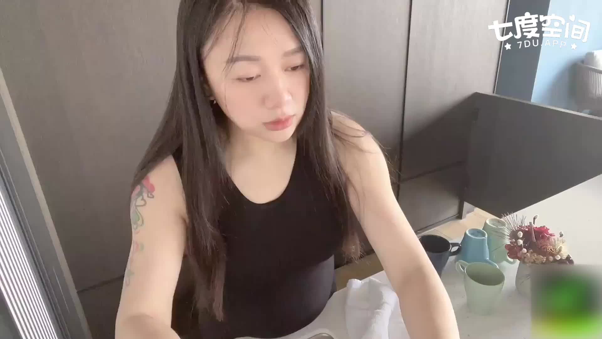 Swag_Daisybaby真實搭訕台灣咖啡女店員_超主動帶回房間幹pick_up_a_Clerk_Girl_in_the_Coffee