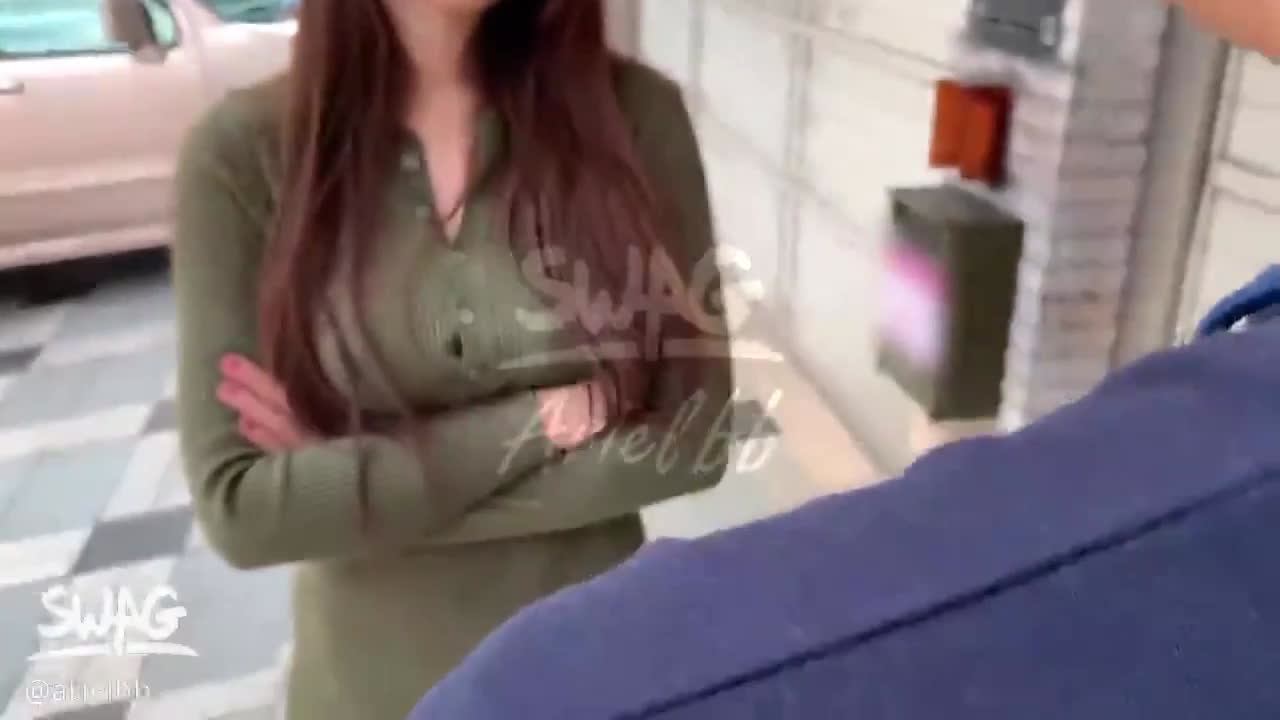 校服女孩的秘密：SWAG制服时尚走秀，展现个性与活力！