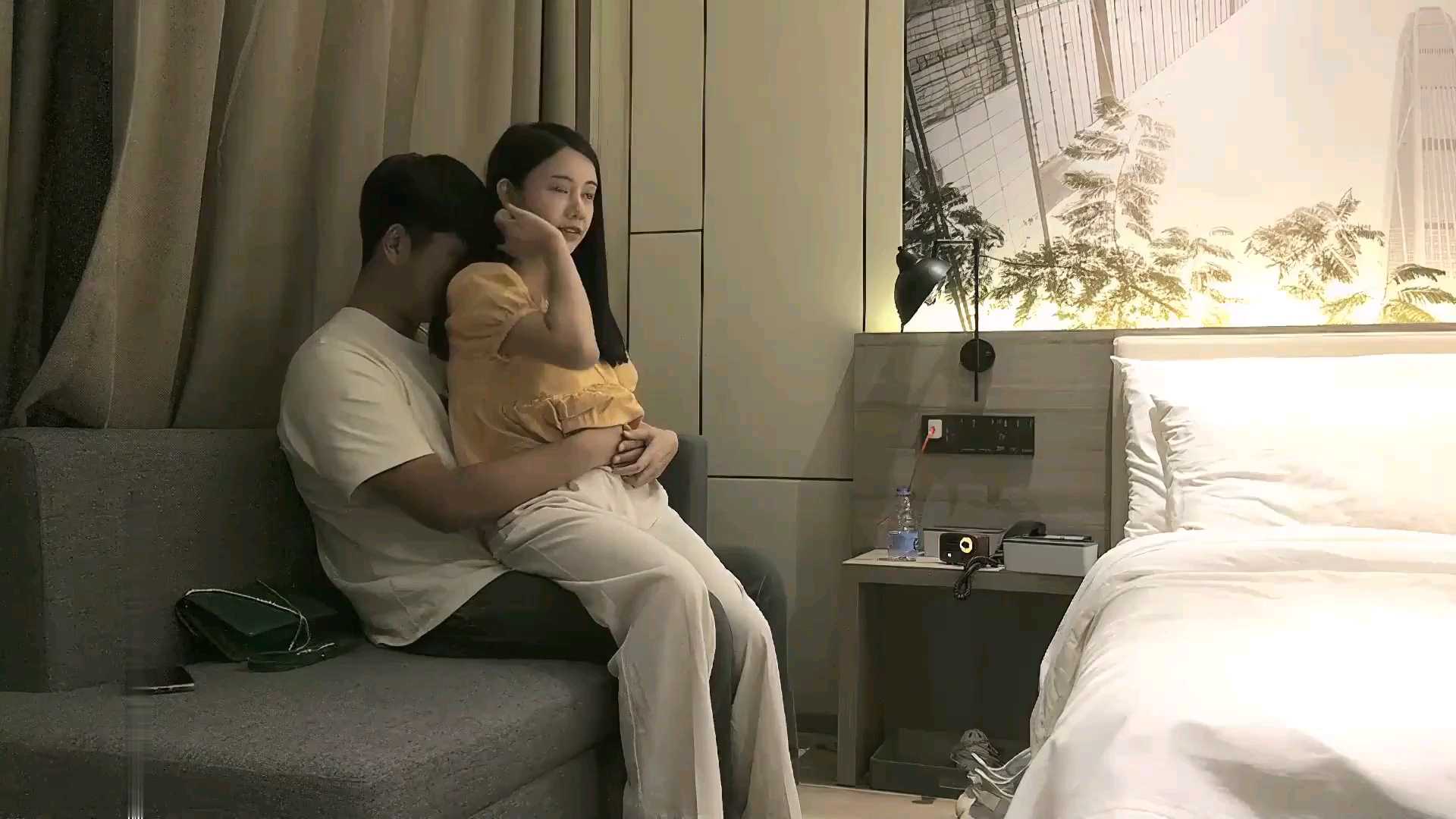 全国探花，小宝约战黄衣美女，刚出来做没多久，还需要指导
