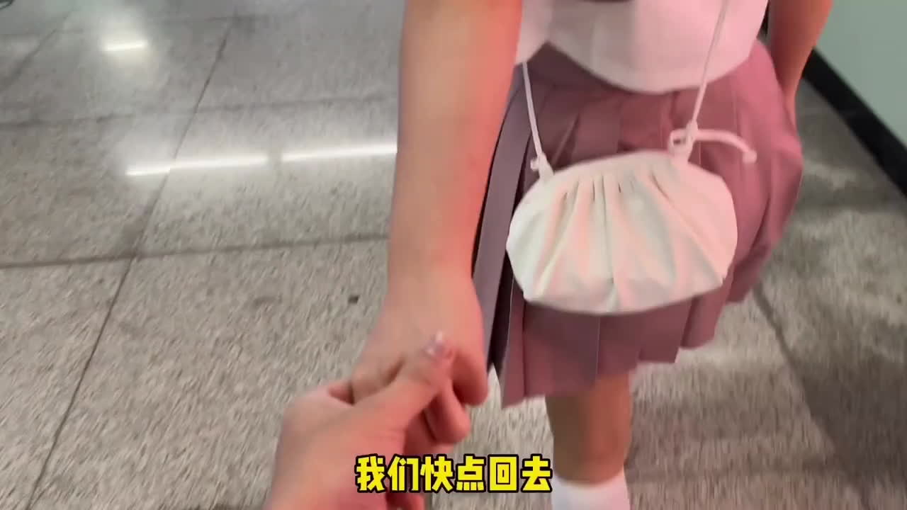 忍不住了，第铁上揉她的小豆豆，插入小嫩逼 第二部