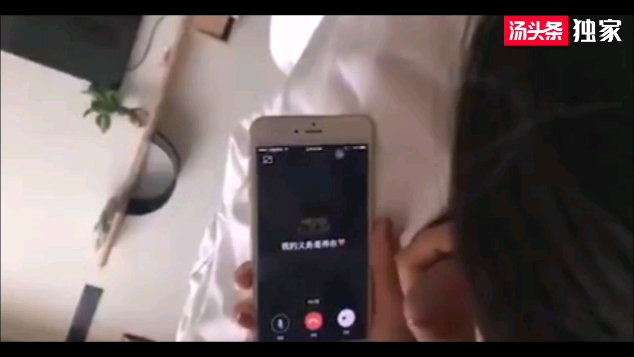 边打电话边吃鸡，骚货淫妇被大吊操的嗷嗷叫
