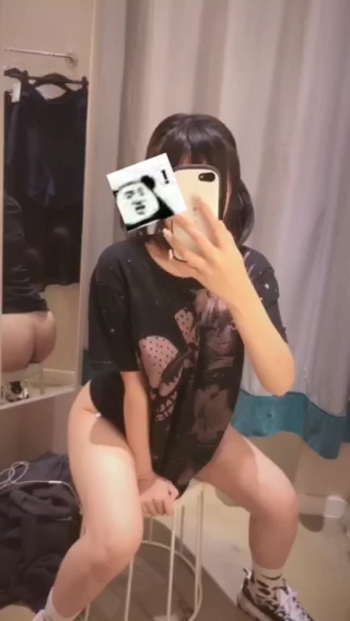 福利姬悠宝三岁对镜自拍