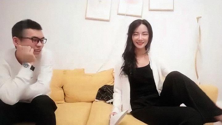 探花-约笑容甜美妹子，风骚吃鸡，多姿势抽插