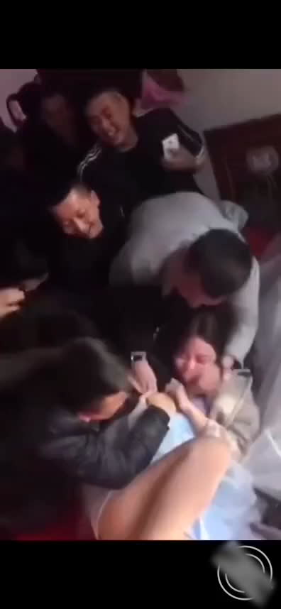 伴娘被⼲服了，我这怎么没有这玩的