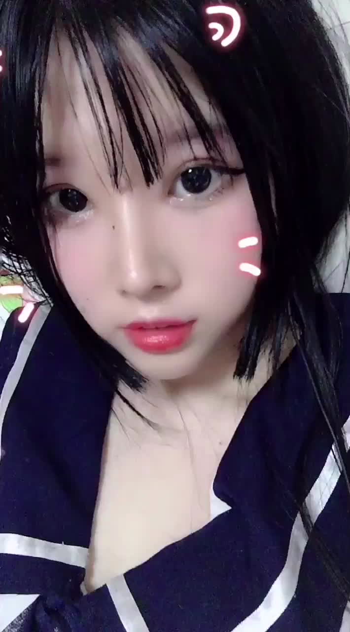 露脸网红福利姬白丝学生制服，窄小阴道口清晰可见，红扑扑的脸蛋真想咬一口，粗大阳具乘骑 第二部