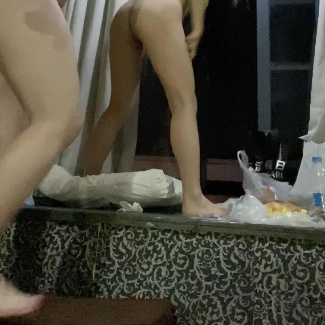 落地窗前中出骚女友 淫叫不断