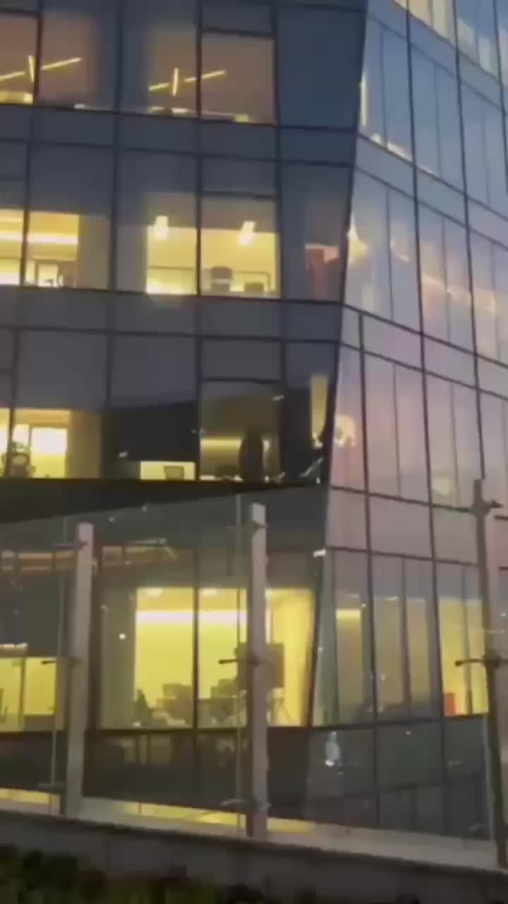 腾讯滨海大厦会议室亲热！情侣叠坐在办公椅啪啪！ 第二部