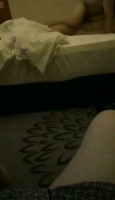单男一边近距离拍摄，一边让绿奴王八给口交