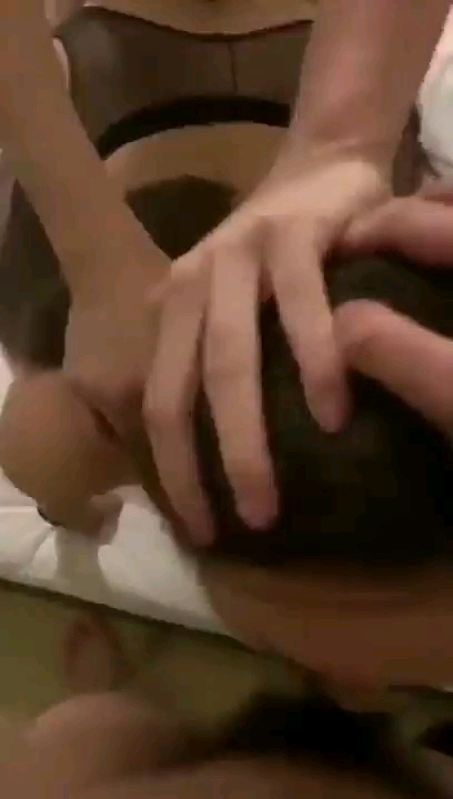 3p美甲师，网格情趣丝袜，单男抱着双腿