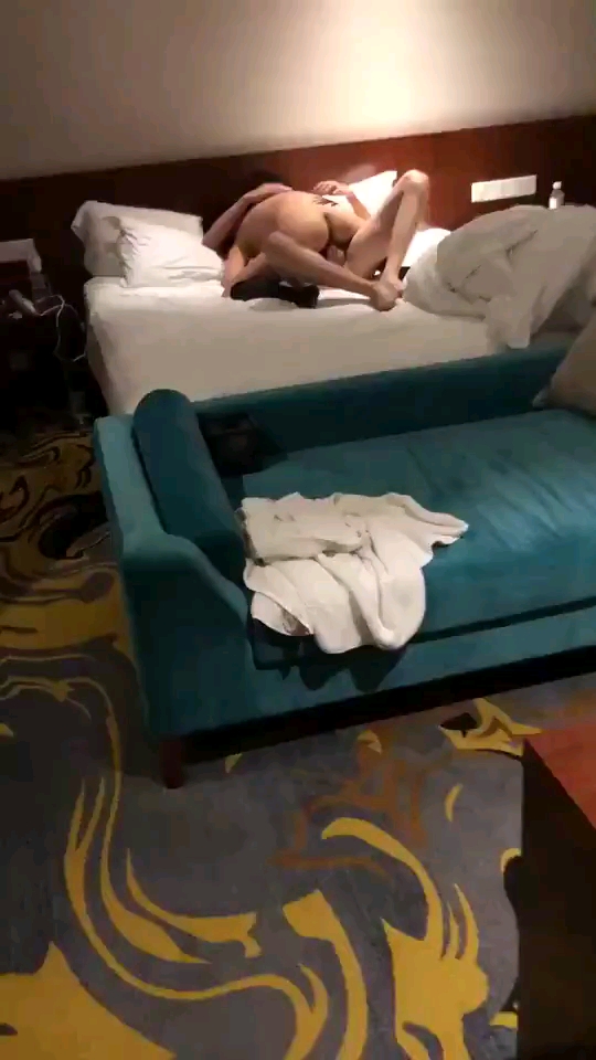 人妻和人做爱 老公在一边拍摄