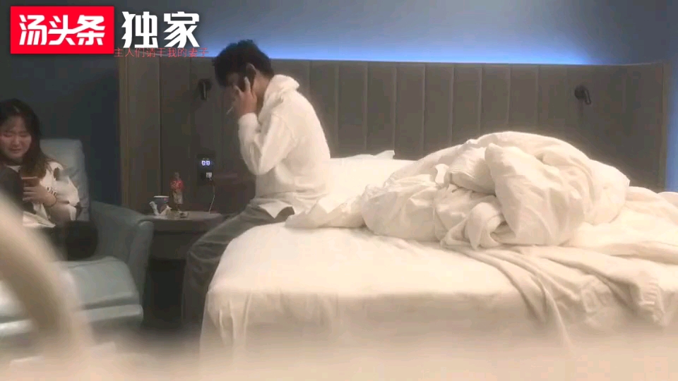 老婆精心的舔着单男的鸡巴，看着单男满脸享受的表情。每次插入更加用力，心里暗暗想着：操烂这个骚货的小穴...