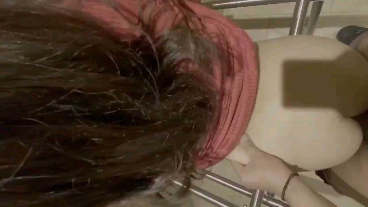 逛商场在WC门口等男人尿尿，出来之后便一脸坏笑的把我拉了进去，把我推到了残障人士位置，撩起裙子在鸡吧上吐了吐口水，往我阴道口蹭了蹭就顶了进去，酸胀感直冲脑门，我好害怕啊，好怕被别的男人看见，可男人不管，扭动着腰在我小穴里进进出出，我紧张的阴道不停的收缩，正中男人下怀，一会儿便内射了