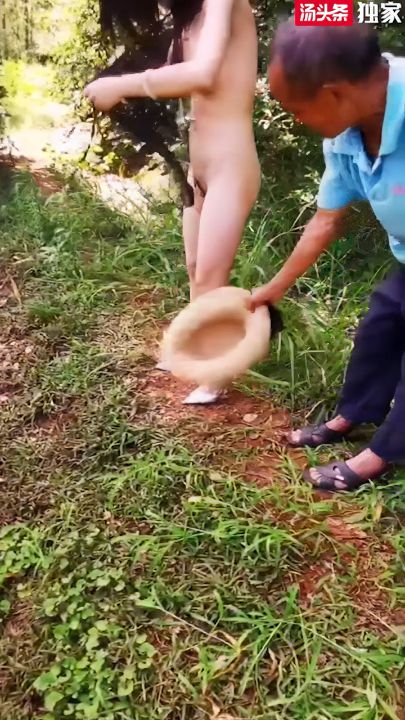性感人妻到农村玩 在农民伯伯面前换衣服 勾引老大爷
