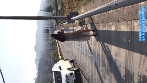 公路旁穿透明罩衫全果露出 迎面全是车辆