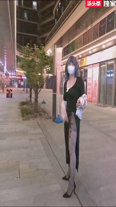 伪娘人妖 在商场露出自慰 本来想在陌生人面前射的