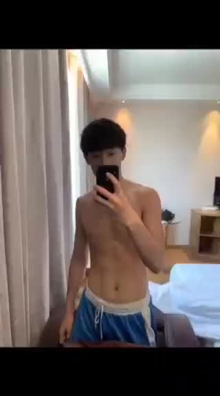 白净帅气小哥哥迷恋自己的身体