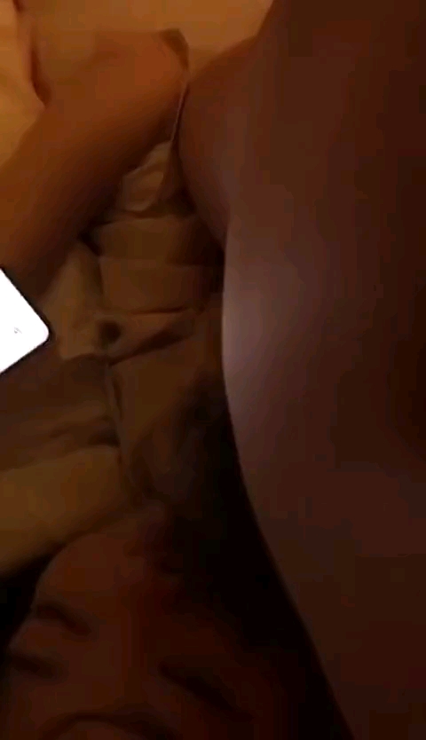 回老家把表妹上了，一边跟男朋友打电话，一边帮我口