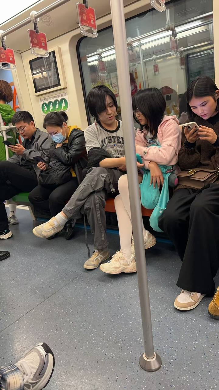 年期情侣地铁扣逼，完全无视路人，现在都玩的这么花了吗，女主都叫出来了