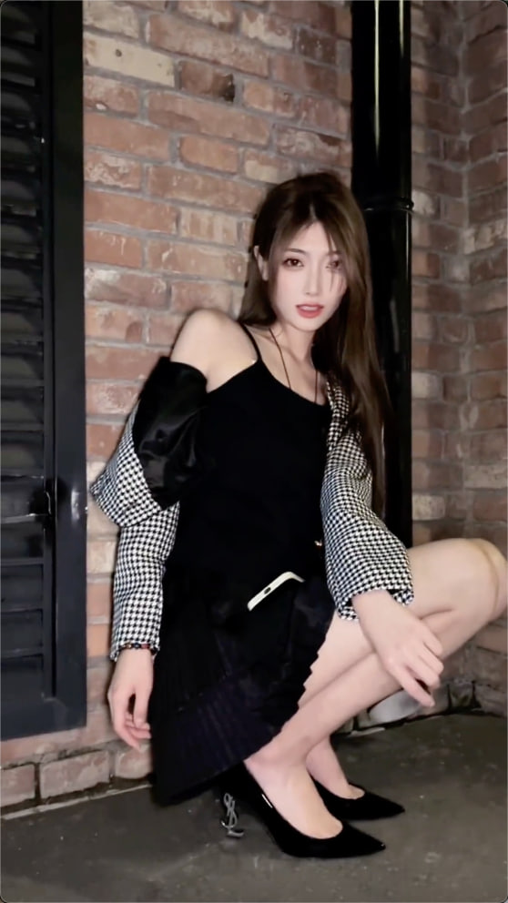 高颜值擦边女主播，抖音朵莉亚月月大小姐跟渣男自慰裸聊，被录屏威胁并泄密。 第二部