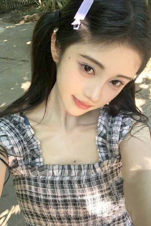 长相神似女明星鞠婧祎的反差淫娃，被男友大力抽插到高潮，直接喷水加颤抖，带劲了