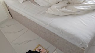 单亲母子 上传到【继父操不喷的逼，我来操喷，舔着继父内射的骚逼，操喷老妈这个贱货