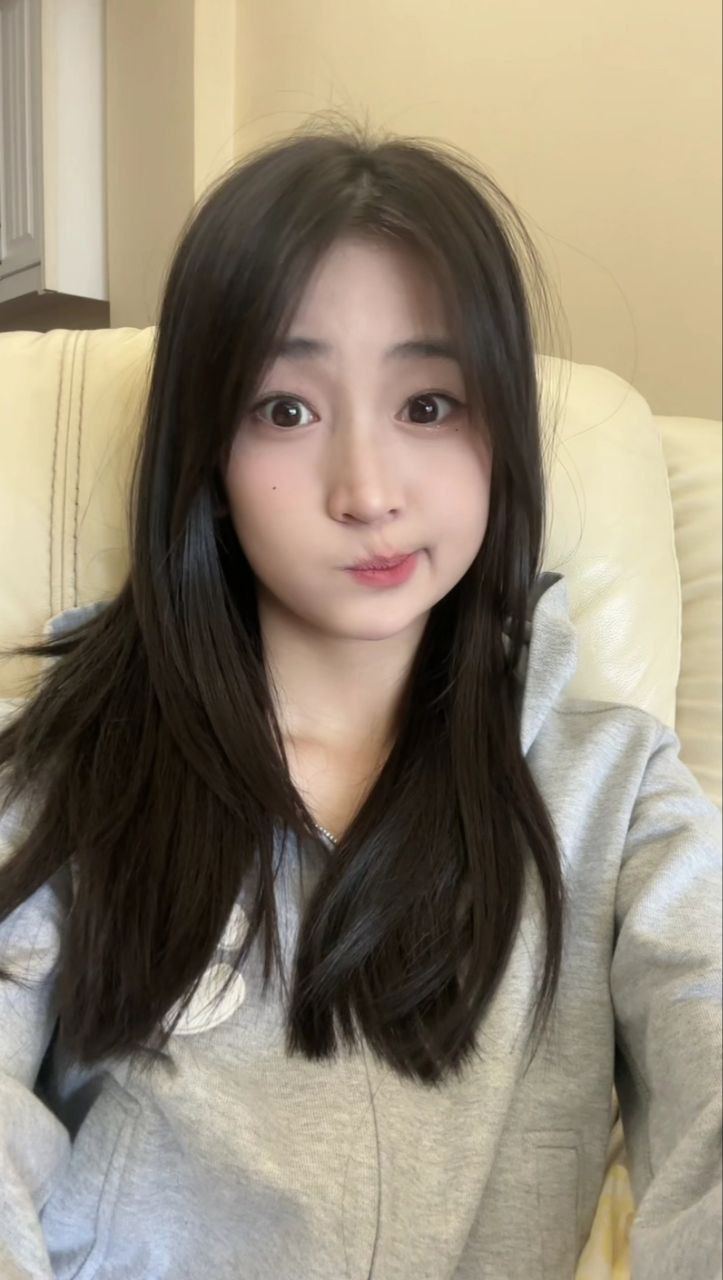 学生反差婊【桂雅】家中自拍露逼视频曝光，少女的酮体，年轻的脸庞