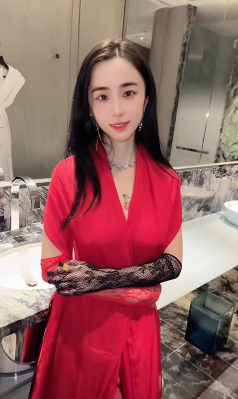 抖音微博变态网红 大表姐真人 各大社交平台都有她的足迹，骚母狗一个 就喜欢吃精液拌饭。 第二部