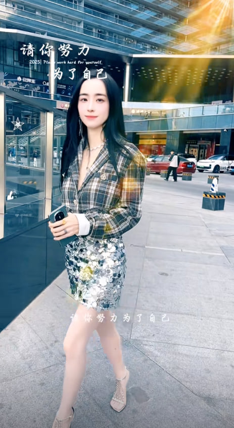 抖音微博变态网红 大表姐真人 各大社交平台都有她的足迹，骚母狗一个 就喜欢吃精液拌饭。 第三部