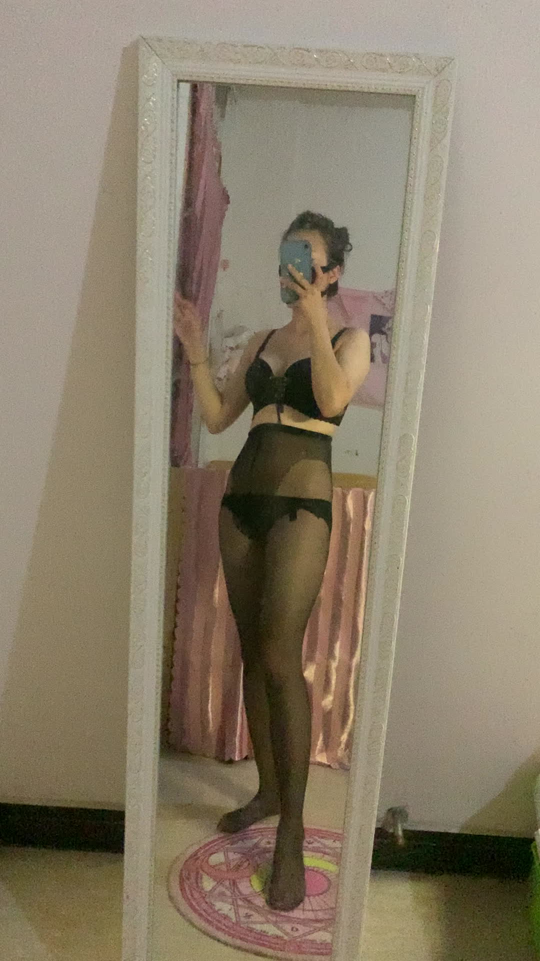 白嫩黑丝少妇自慰热身