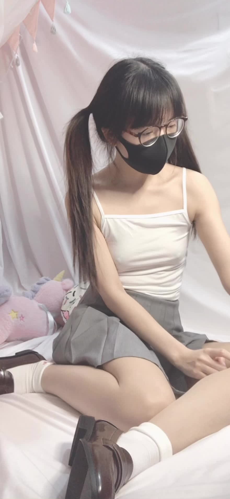 吊带裙粉嫩白虎穴自慰