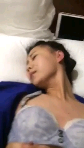 终于拿下了这枚足疗店技师，一边插她一边说我顶死我了太长了，疼！