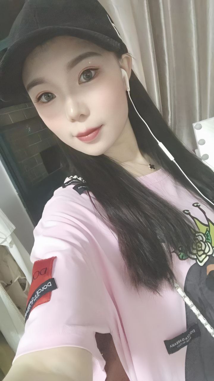 苗族富家女家中自慰自拍视频曝光，怼逼拍摄，逼嫩水多，大家前往不要错过