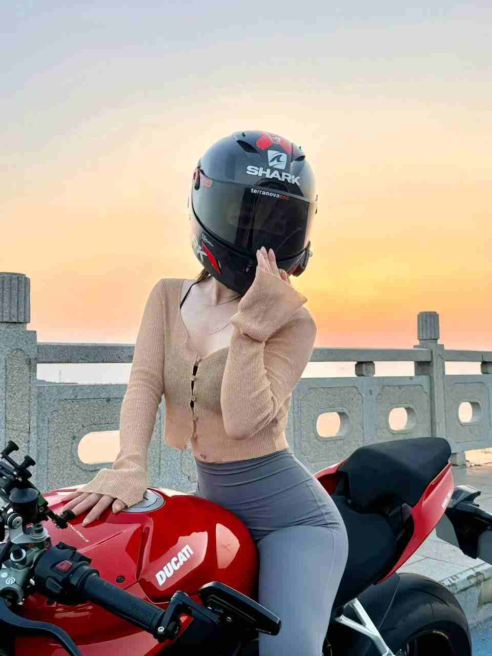 抖音知名机车网红，喜欢穿着瑜伽裤骑车，更喜欢穿着瑜伽裤在家中自慰，使用道具插逼！ 第一部