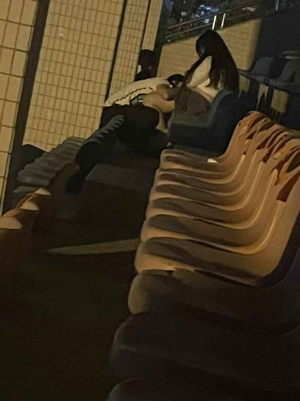 东湖皇家学院小情侣体育场约会直接忍不住了，让女主在大庭广众之下为其口交！男的喜欢舔逼！
