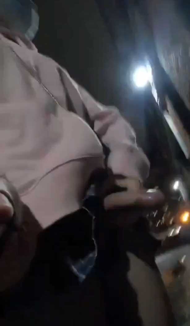 超淫荡性感黑丝人妖伪娘户外大街上边走边露出大鸡巴自慰还有路人走过去超刺激