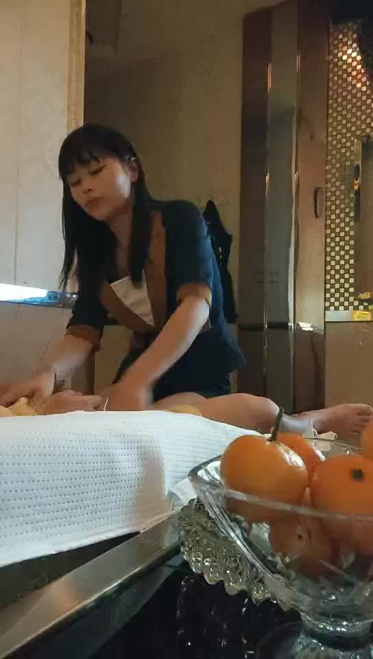 八戒-技师小妹制服诱惑，摸摸搞搞拔下裙子扣穴，到卫生间吹一下，扶着墙后入猛操屁股