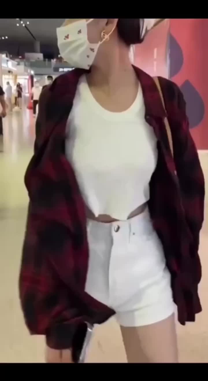 宋祖儿机场真空露脐装，小乳头活蹦乱跳，被狗仔发现了还想遮掩