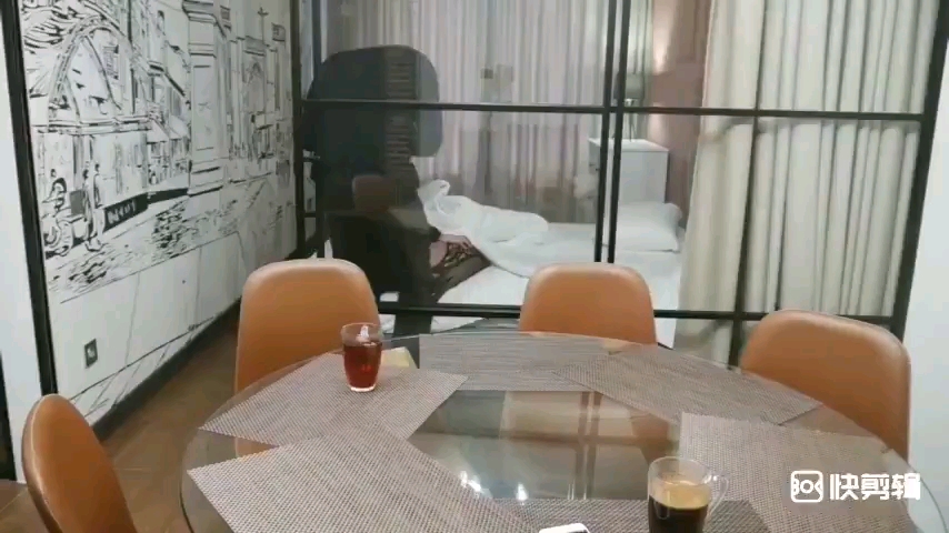 要经常给鸡巴老公布置一些任务。比如每个礼拜必须给我找1～2个大鸡巴，每找1次必须上缴500～1000元做为老婆的辛苦费