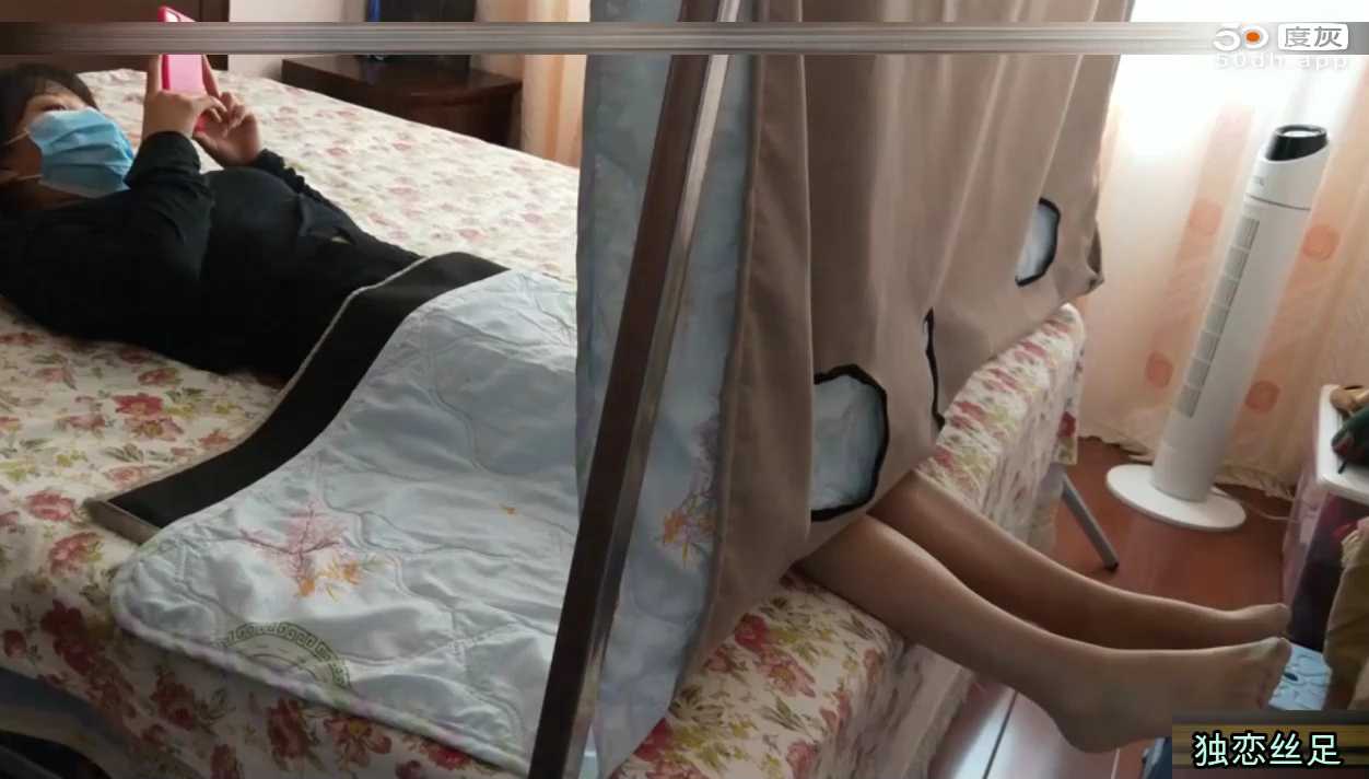 恋足癖的脚底按摩师傅射了一堆精华在女客人的足上~1