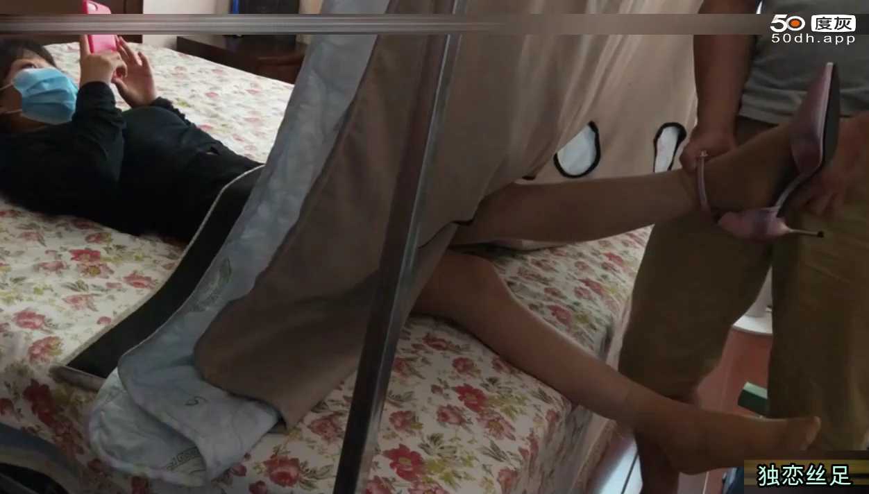 恋足癖的脚底按摩师傅射了一堆精华在女客人的足上~2