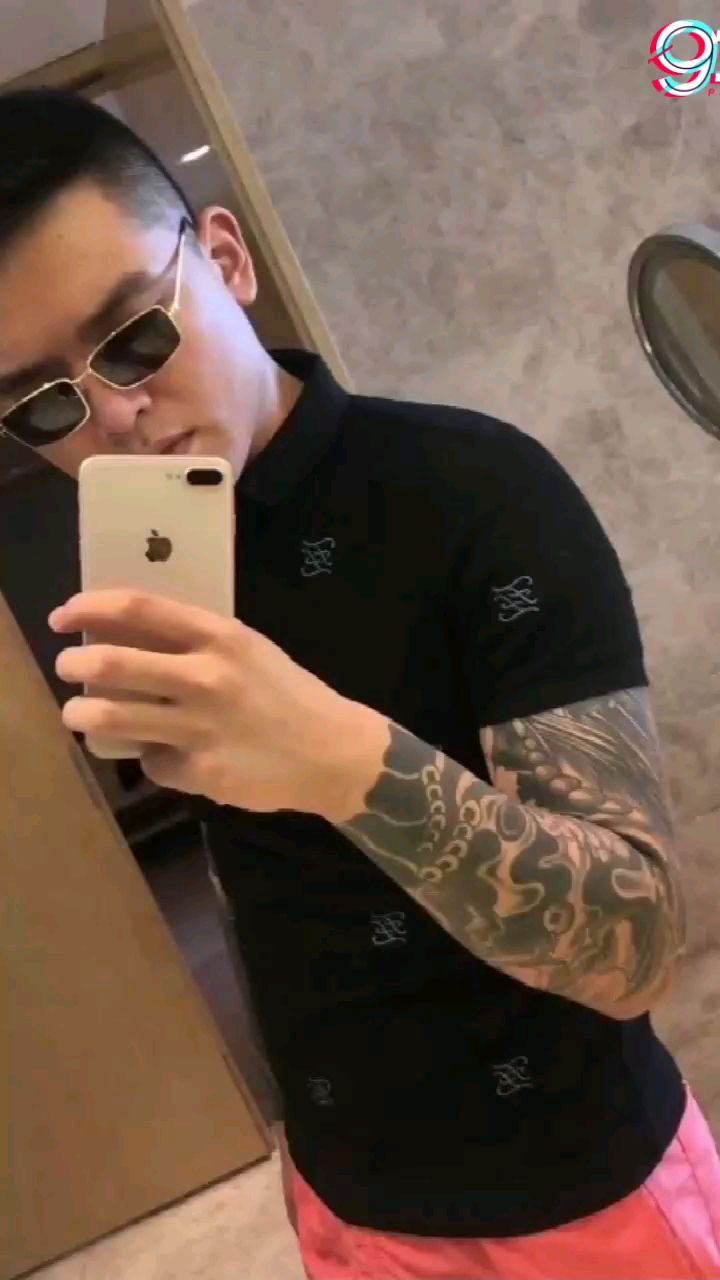 Ts小优，纹身帅哥躺着享受美妖口爆服务