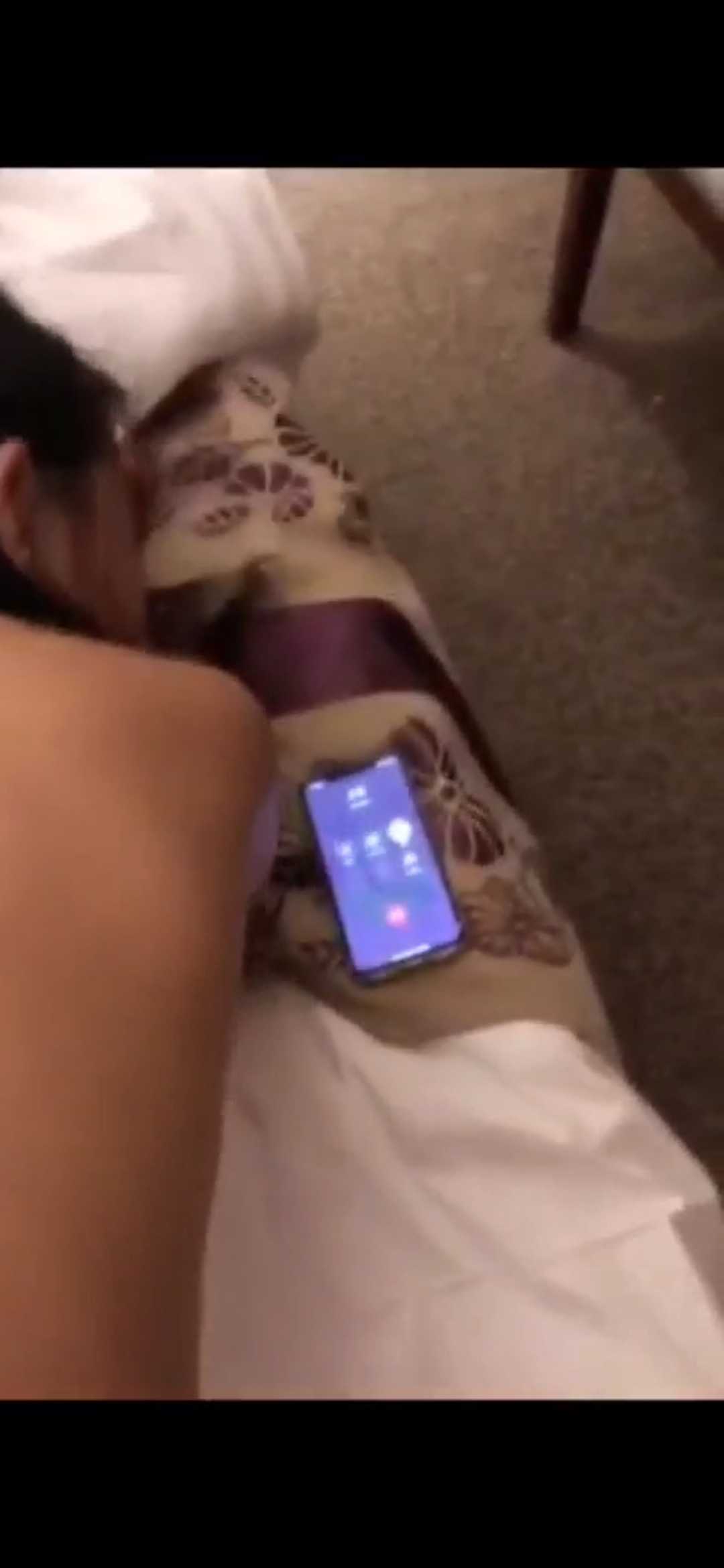 变态男跟女友做爱时要妹子打电话给别的男人