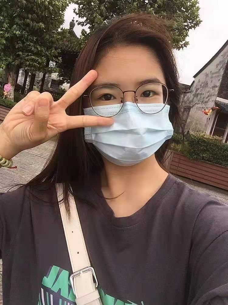超反差母狗女大学生，带着眼镜的样子骚到爆炸，抱着岔开双腿展示屁眼和淫穴