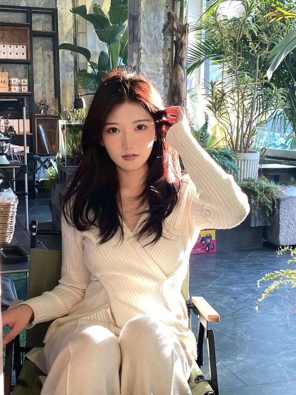 女神已经是胯下的母狗了 忘了她吧 吃鸡后入配合得很 一掏鸡巴就懂翘屁股