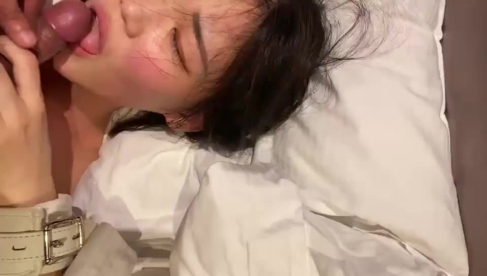 爱露出的小母狗被金主压着口交吃鸡巴 脸上的潮红就是你骚的表现