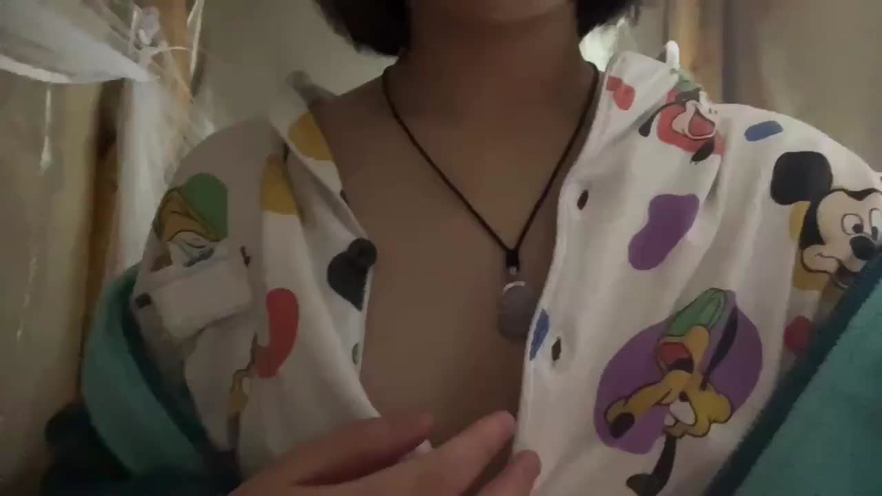 小女友的自拍奶子嫩嫩的