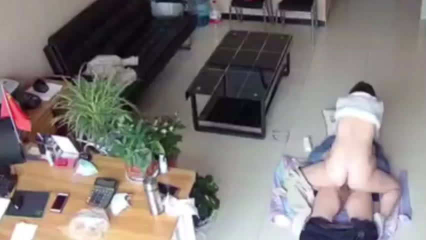 链接偷情事件，房产中介刘伟强与租聘经纪人孙思邈在办公室偷情2分35秒视频遭孙思邈老公愤怒下爆料曝光。