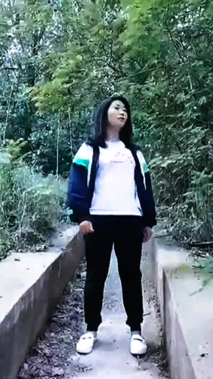 贱女人专门干偷鸡摸狗的事情；野外偷情激情做爱口交大鸡巴原汁原味非常少妇户外跳蛋户外露出！！
