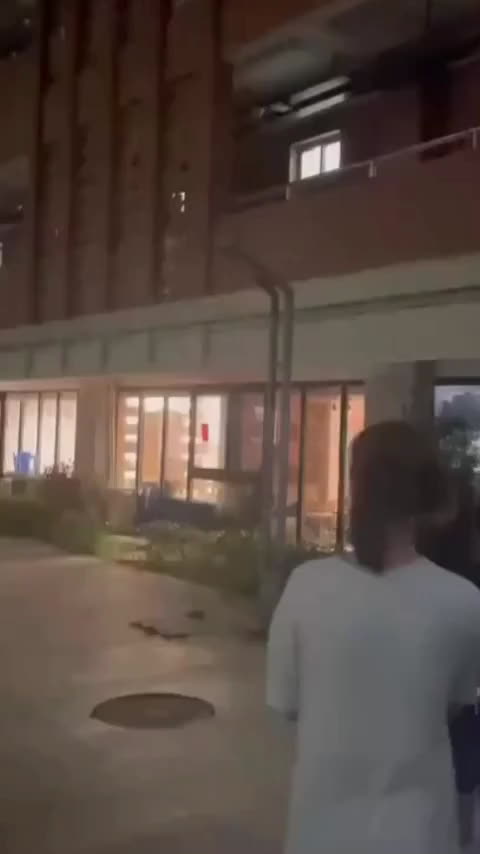福建信息职业技术学院平潭校区，两情侣学生隔着单向透视玻璃做爱，被全校围观